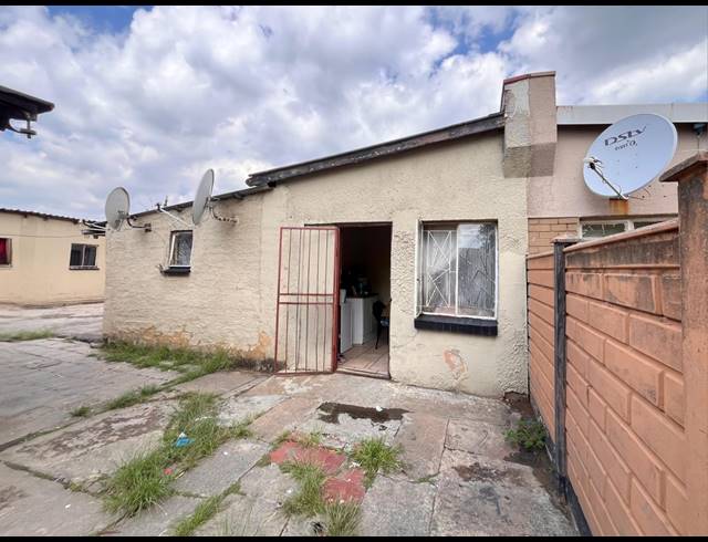 18 BEDROOM HOUSE FOR SALE IN VEREENIGING CENTRAL